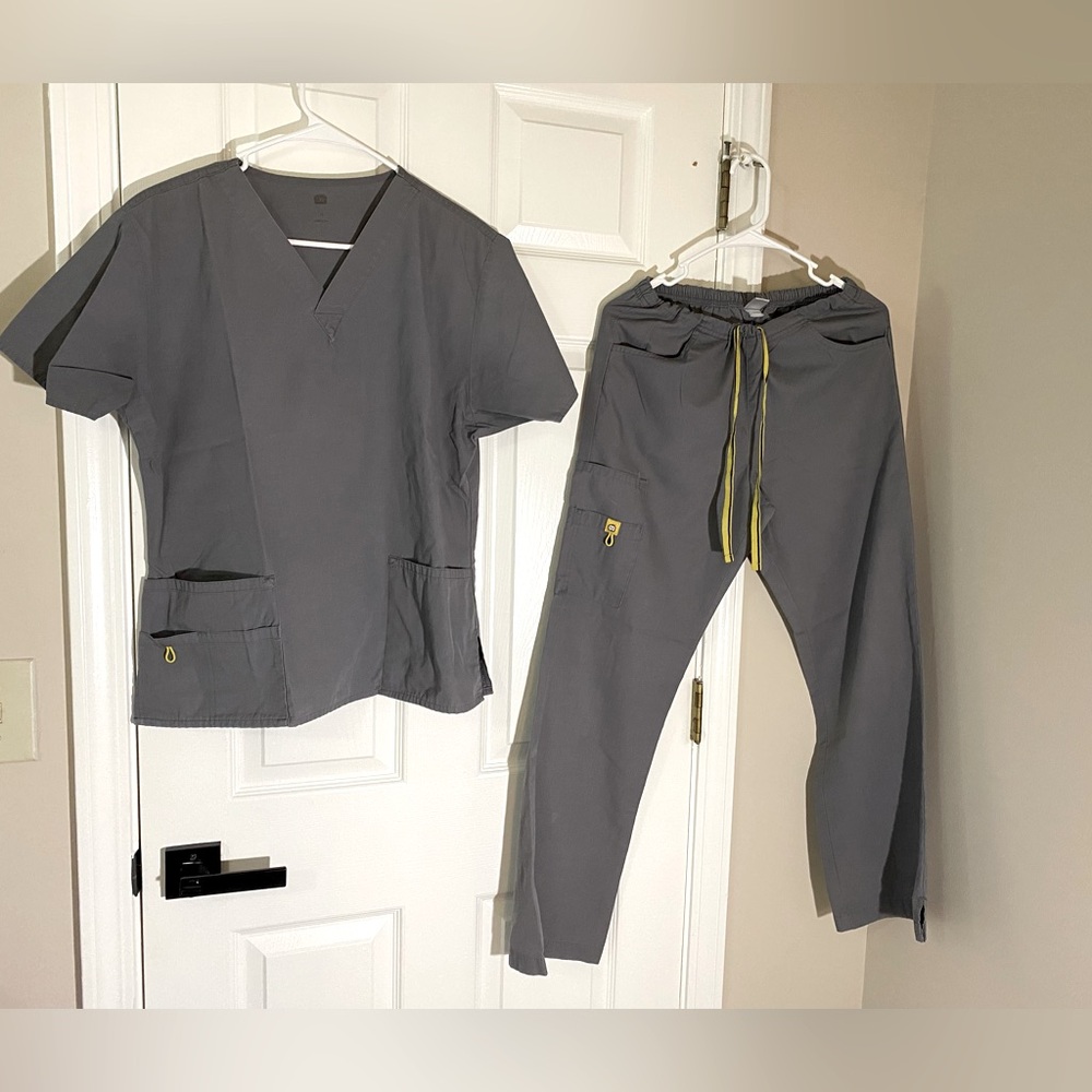 WonderWink Grey Scrubs M Top/ S Pants